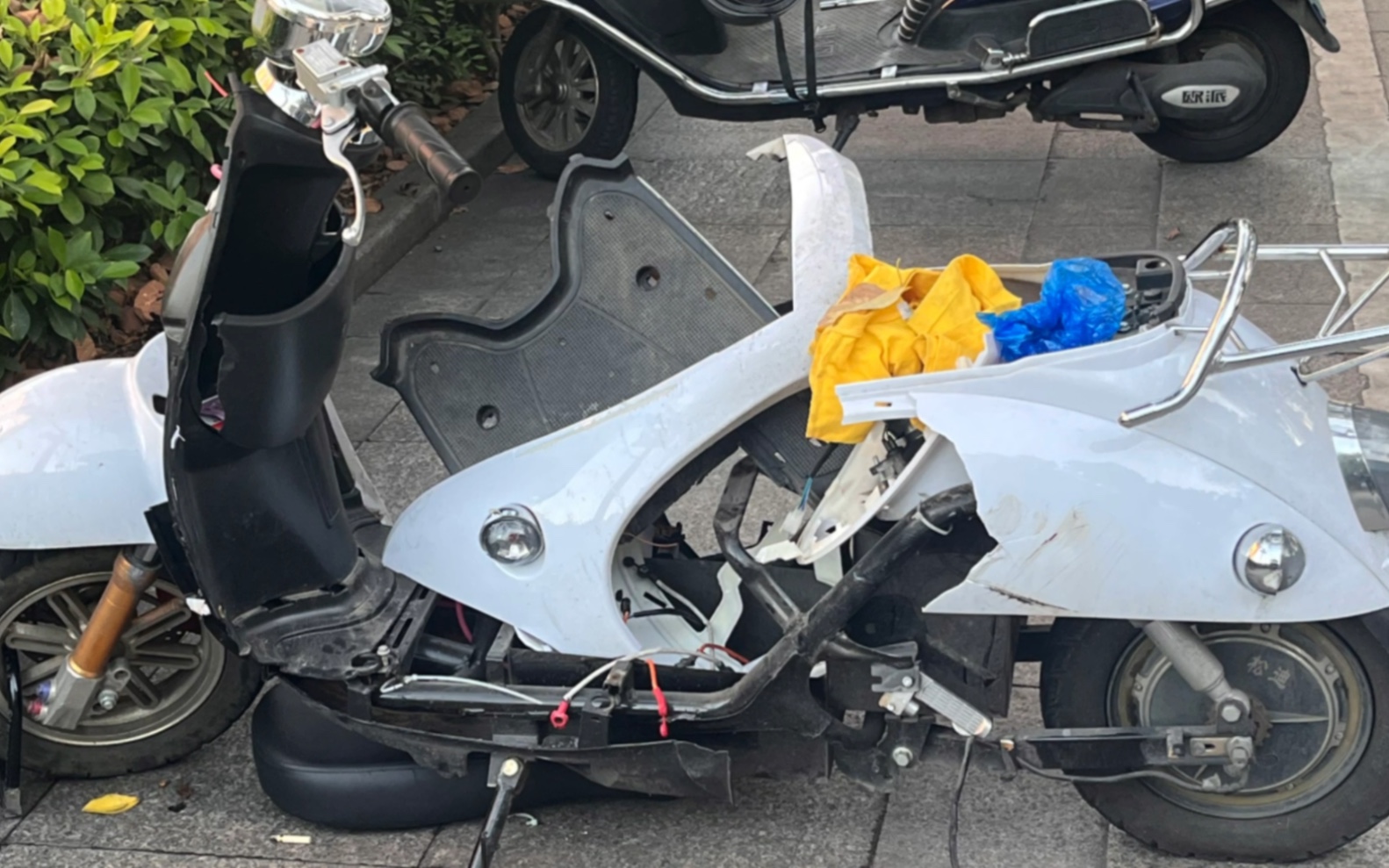 世界破破烂烂,小偷肆无忌惮(第一次见偷电瓶