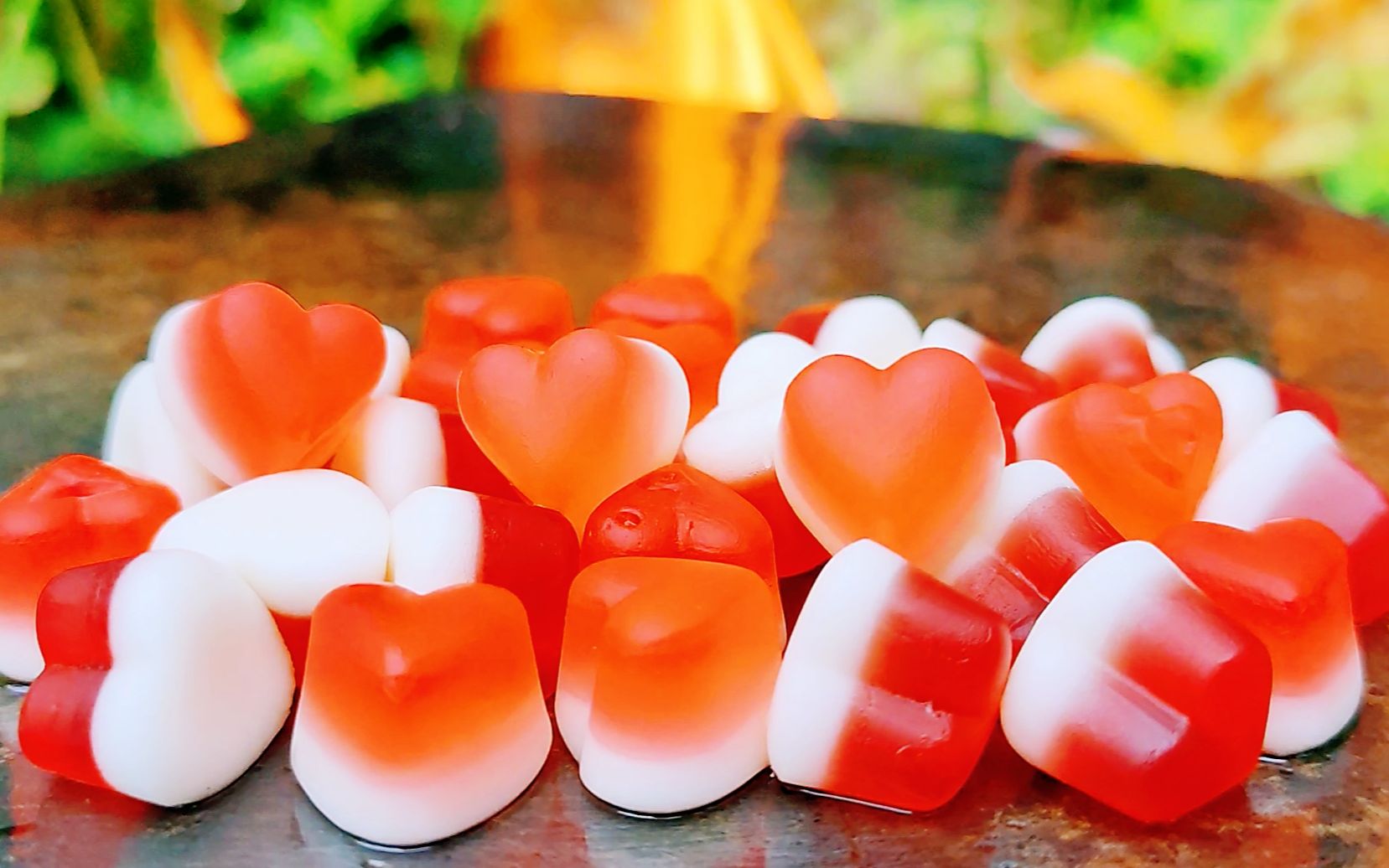 4.5元买一包爱心软糖,放石头上烤着吃,一颗接一颗吃得好过瘾