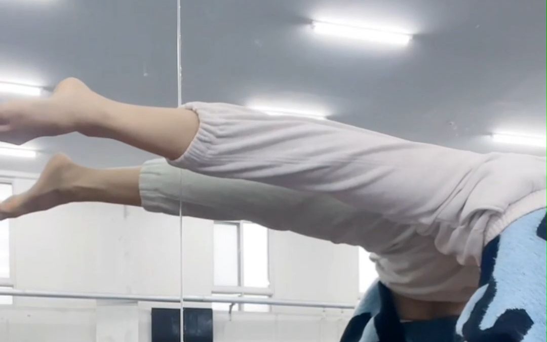 赤赤基本功光脚倒立一字马