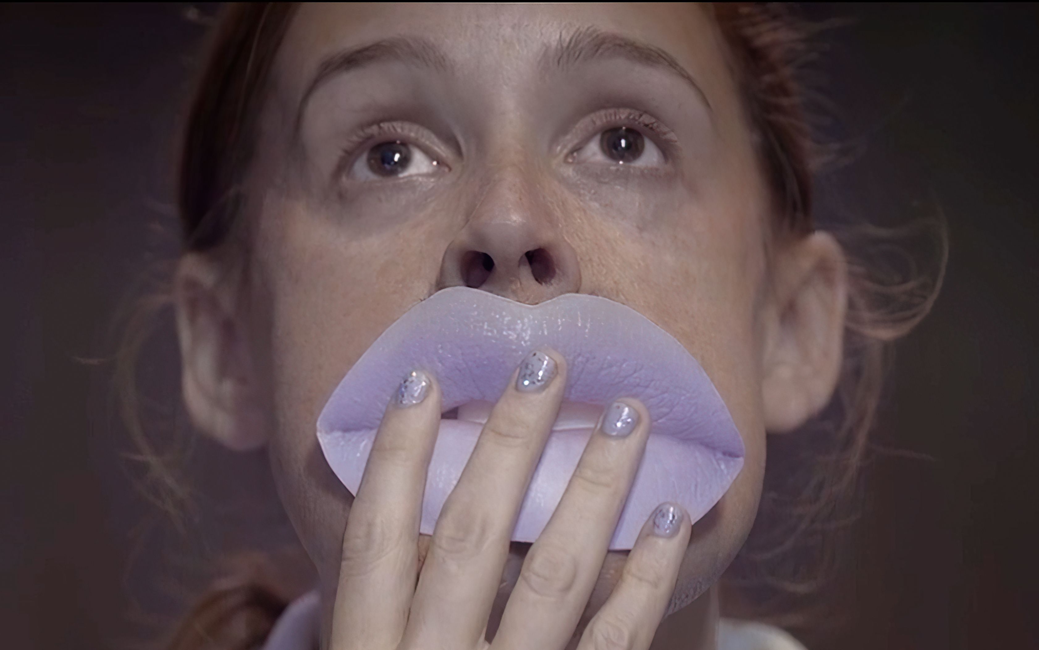 这个女人嘴巴长的很奇葩,吃饭需要用漏斗,见过的人都笑出了猪声