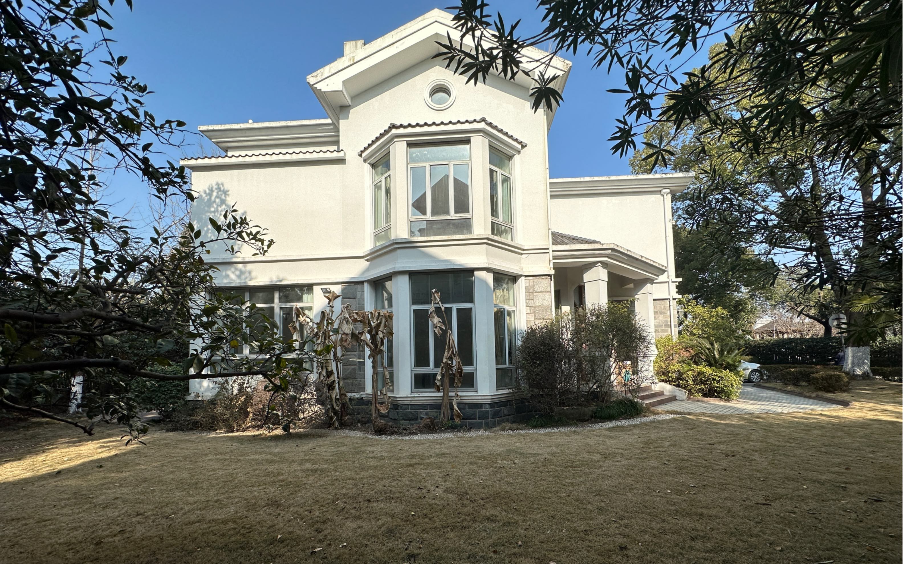 位于浦东东郊的一套大花园小独幢别墅,建面256平,占地630平.