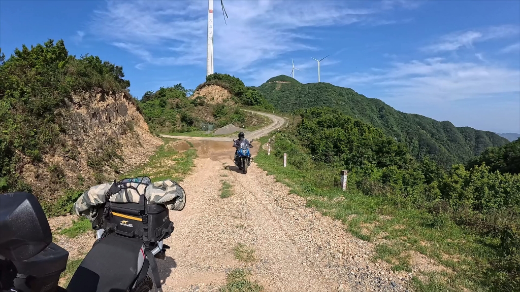 怀化麒麟重机俱乐部团队穿越骑行麻阳西晃山.