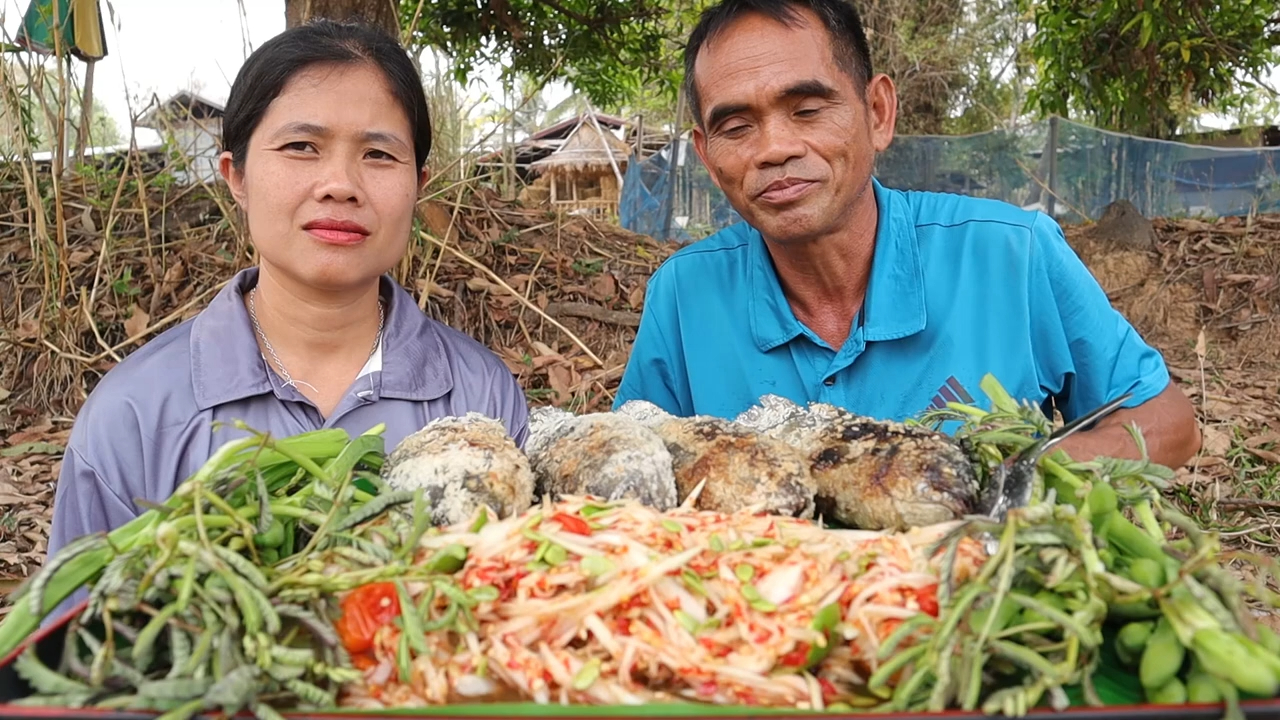 k姐和老公吃臭鱼酱木瓜丝沙拉
