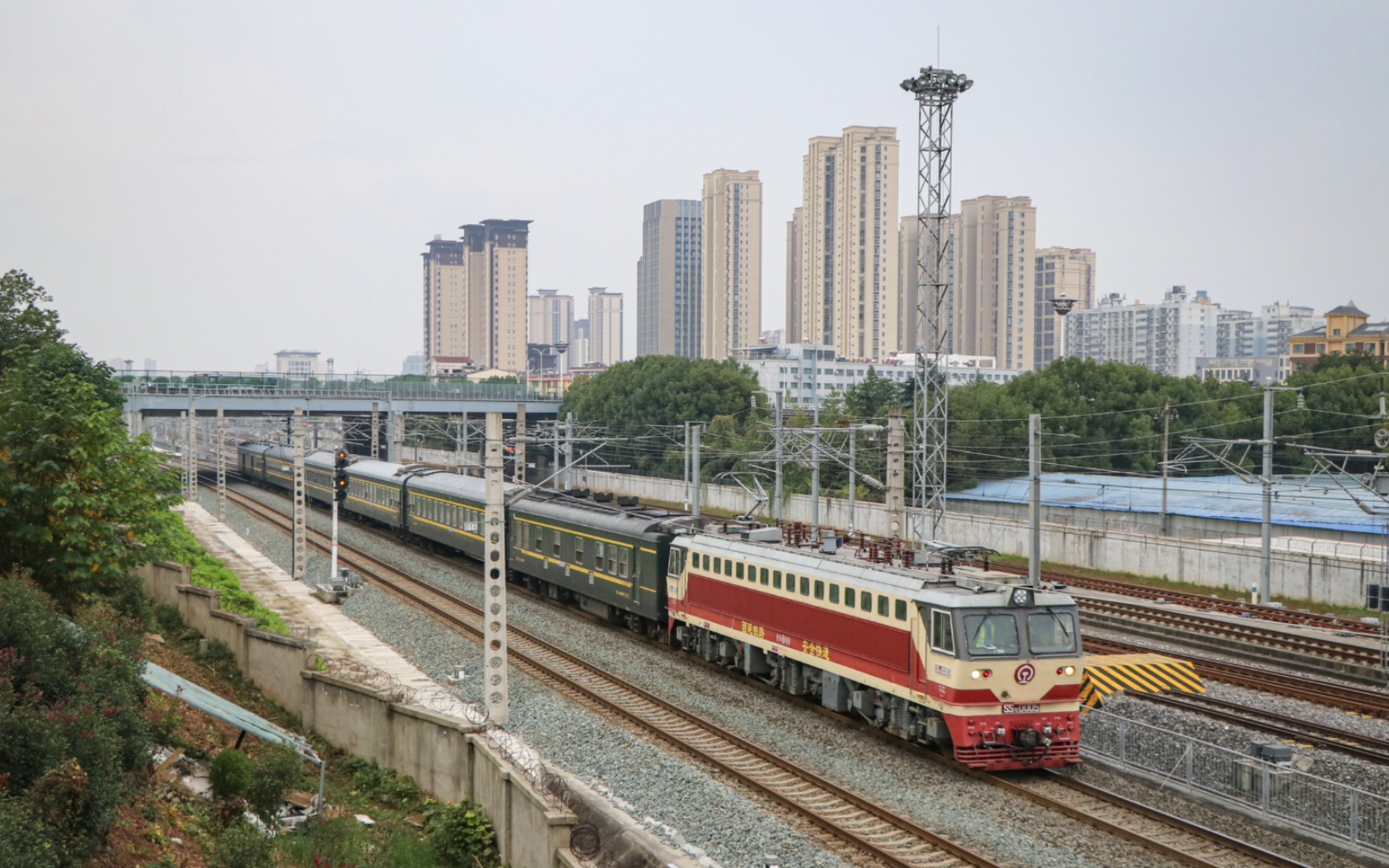 【阳安铁路】西局西段ss7c-0005牵引8361次汉中站发车