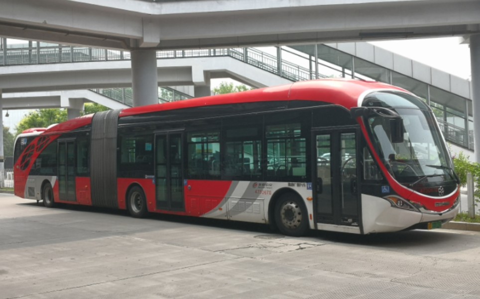 【神州大地第一线,长安街上中国红】北京公交1路全国工人先锋号准无人