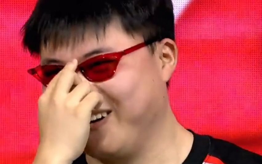 武魂真身附体!战胜al后,乌兹亲自带上红眼镜!