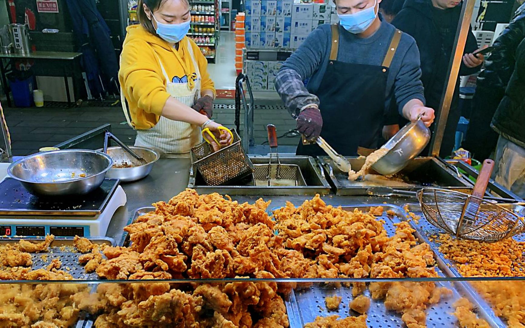 打卡重庆夜市美食,美味的炸鸡现做现卖,配上啤酒真是一绝!