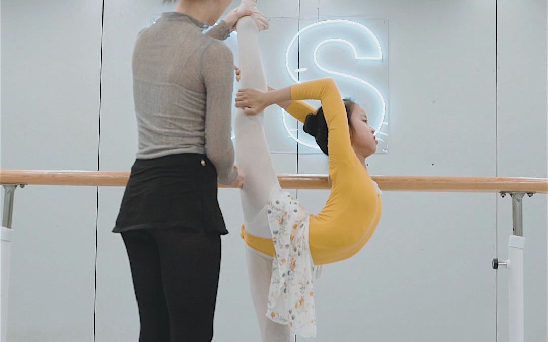 活动  十岁的小女孩上一堂舞蹈课,都要练些什么?