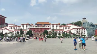 Video herunterladen: 啦啦啦，我又出去旅游啦，自驾去的锦州，第一站小布达拉宫广场，这么大的地方免费的，真心不错。