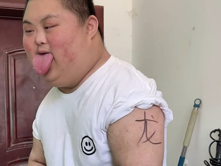 健身小鸭哥竟然纹身了?