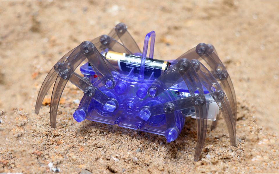 把零件拼接成一个机械蜘蛛,很有成就感