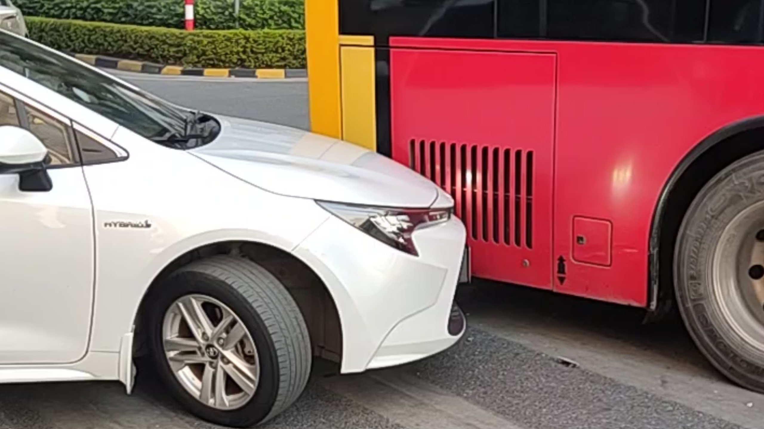 广州番禺公交总站发车被小车擦撞20250120