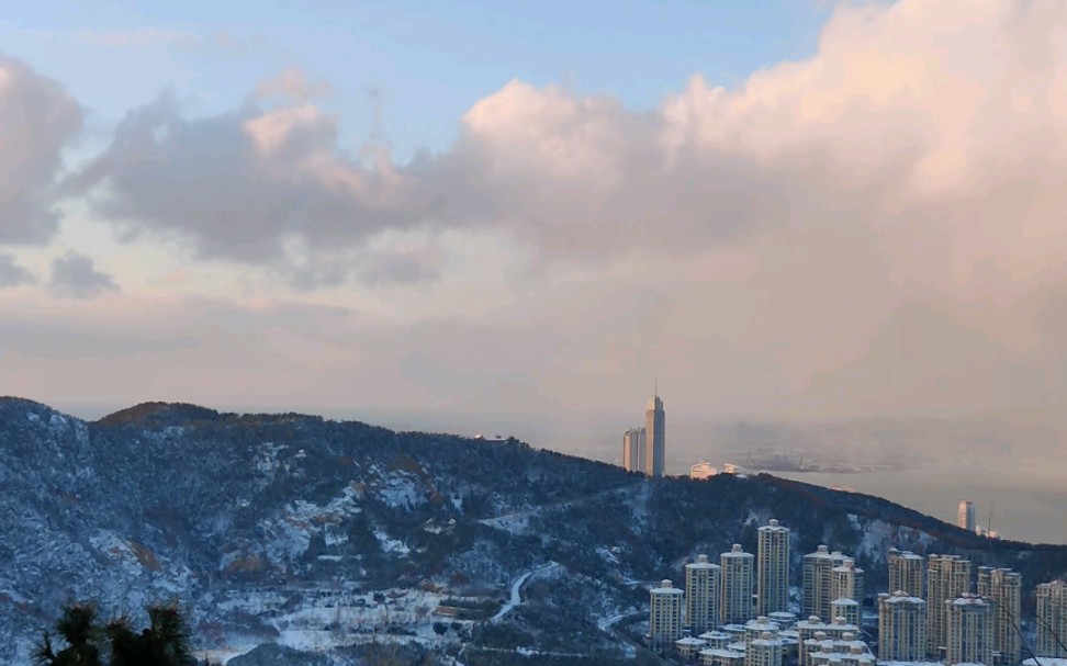 烟台冬季的山和海(海面好像有在下雪)拍摄于2021年1月10日,烟台莱山区哔哩哔哩bilibili