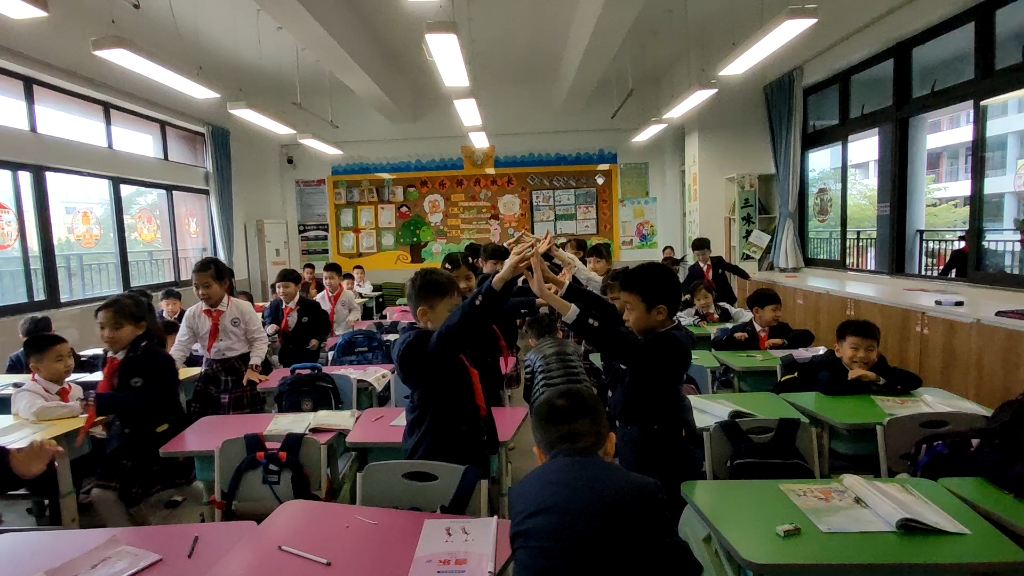 喜鹊钻篱笆