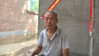 山村大叔从7层楼高坠地，命大逃生，94岁奶奶心疼孩子谁也不麻烦