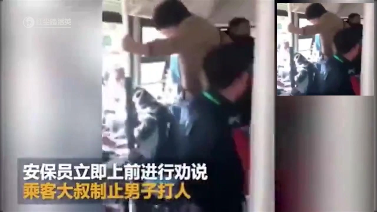 [图]【真香警告】大妈踩别人脚后拒绝道歉还飙脏话骂人，结果被小伙教训了一顿！ 大妈：有本事你动我一下试试！小伙超额满足了大妈的要求：扇了十几个嘴巴！