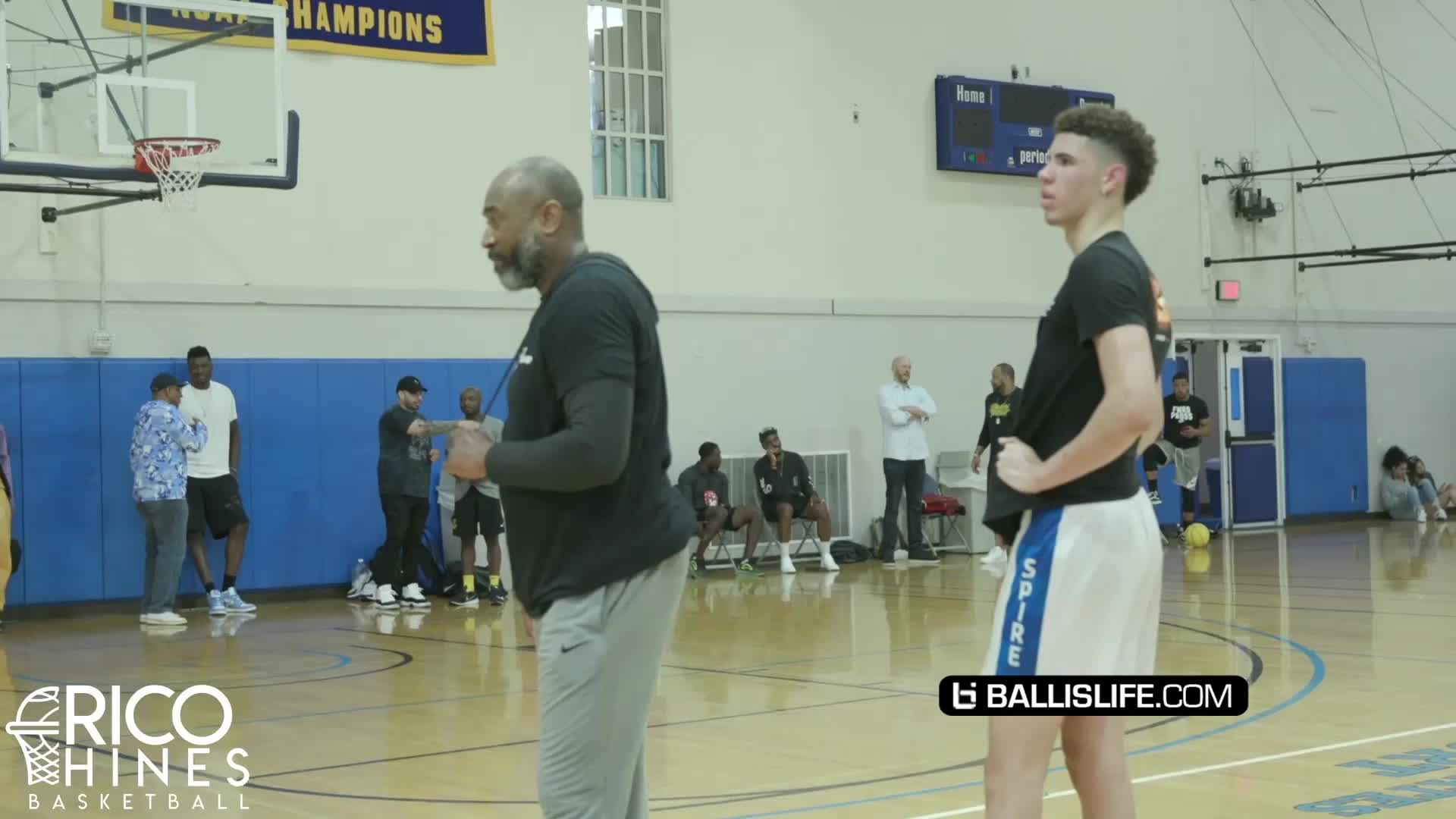 【ballislife】三球拉梅洛鲍尔在私人训练营与nba级别球员切磋,库里