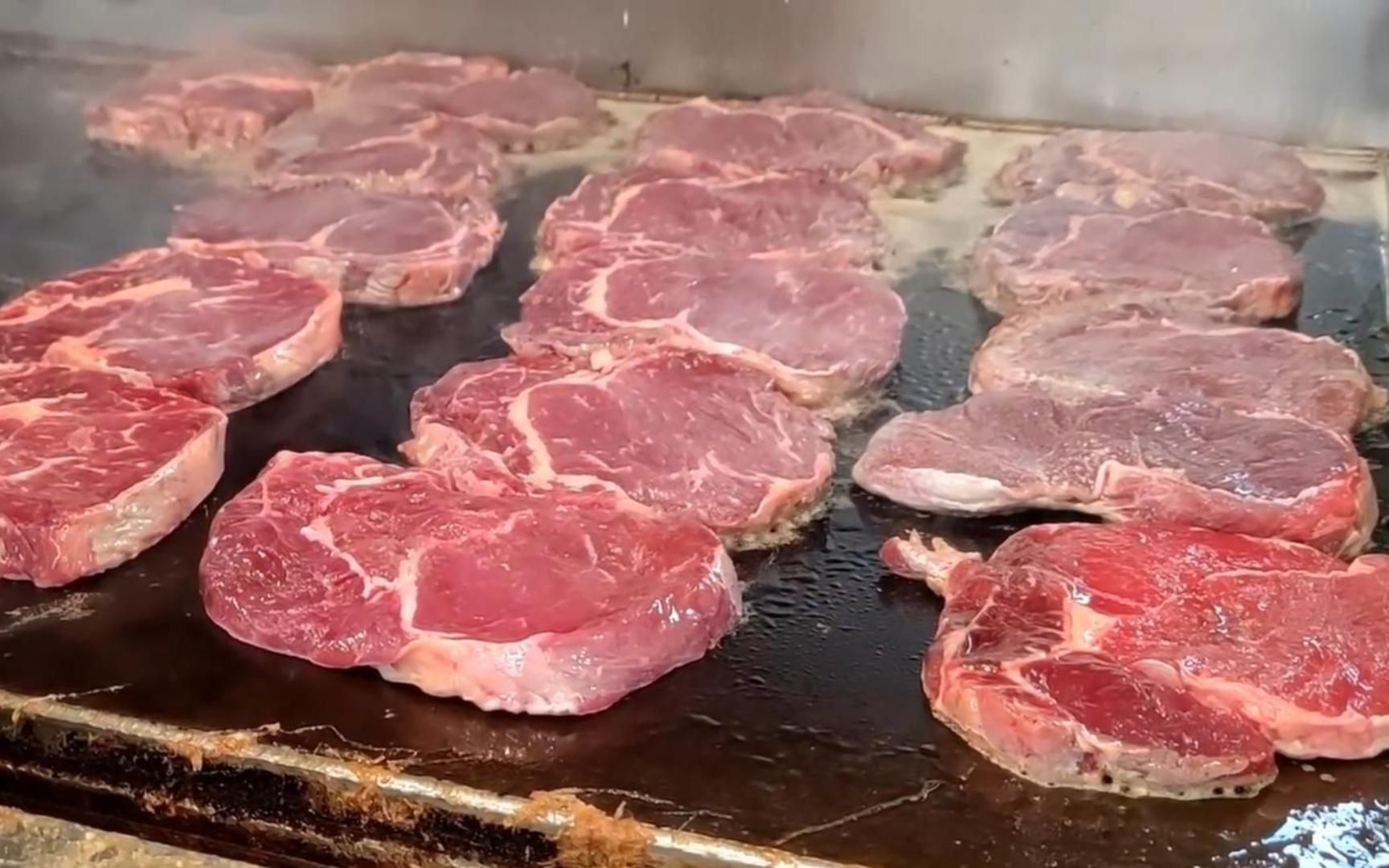 街头铁板牛排,烤的滋滋作响,好听就是好吃