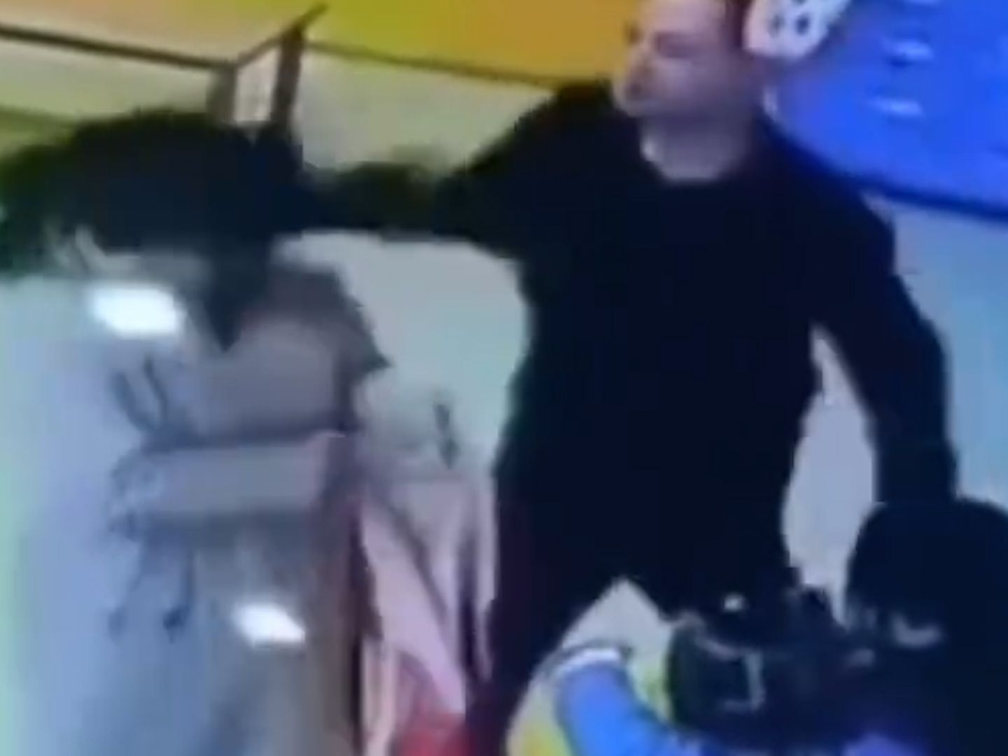 幼儿园两老师蒙头打孩子,正好被孩子父亲看到.