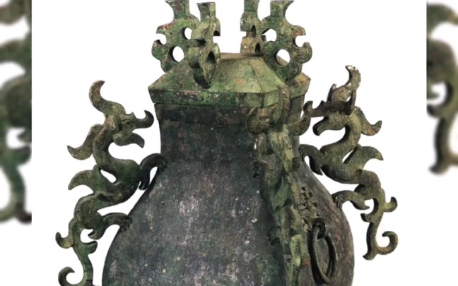 战国夔龙纹刻铭青铜方壶是平山战国中山王墓出土文物是盛酒器壶造型生