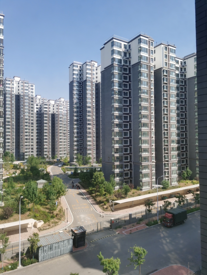 窗外的风景依旧是高楼