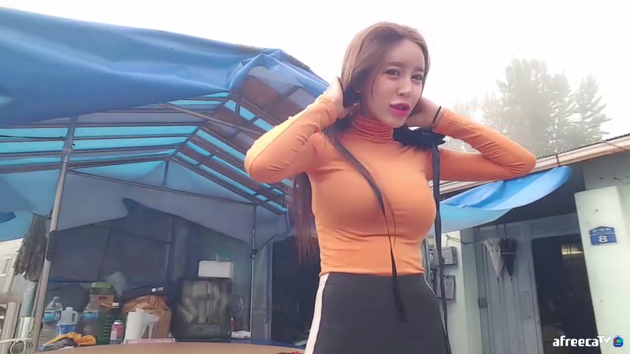 韩国农村女主播来了:让你看看真正能干,时而性感妩媚,时而潇洒接地气