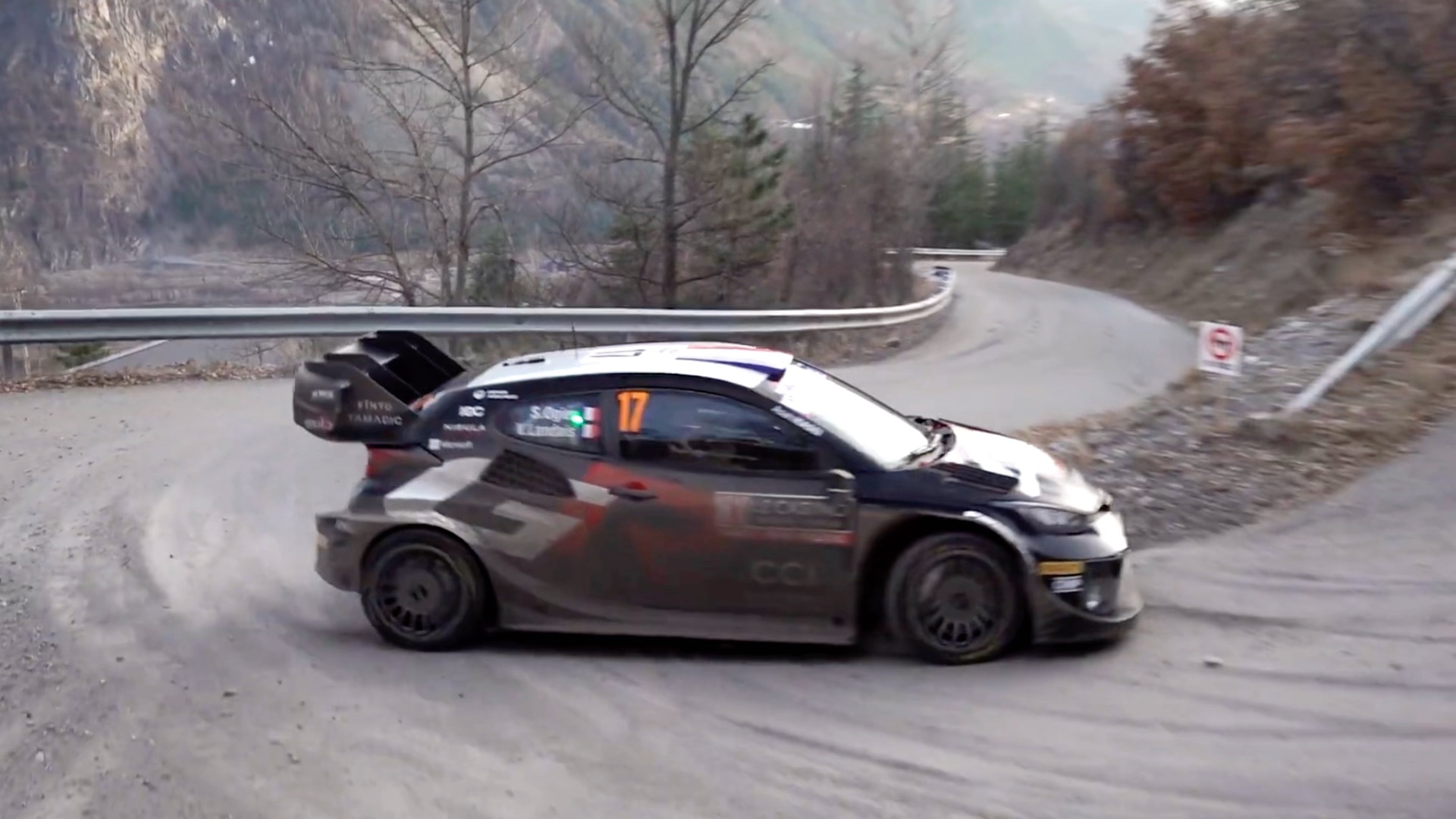 同样的弯道 3辆赛车的过弯方式几乎一摸一样