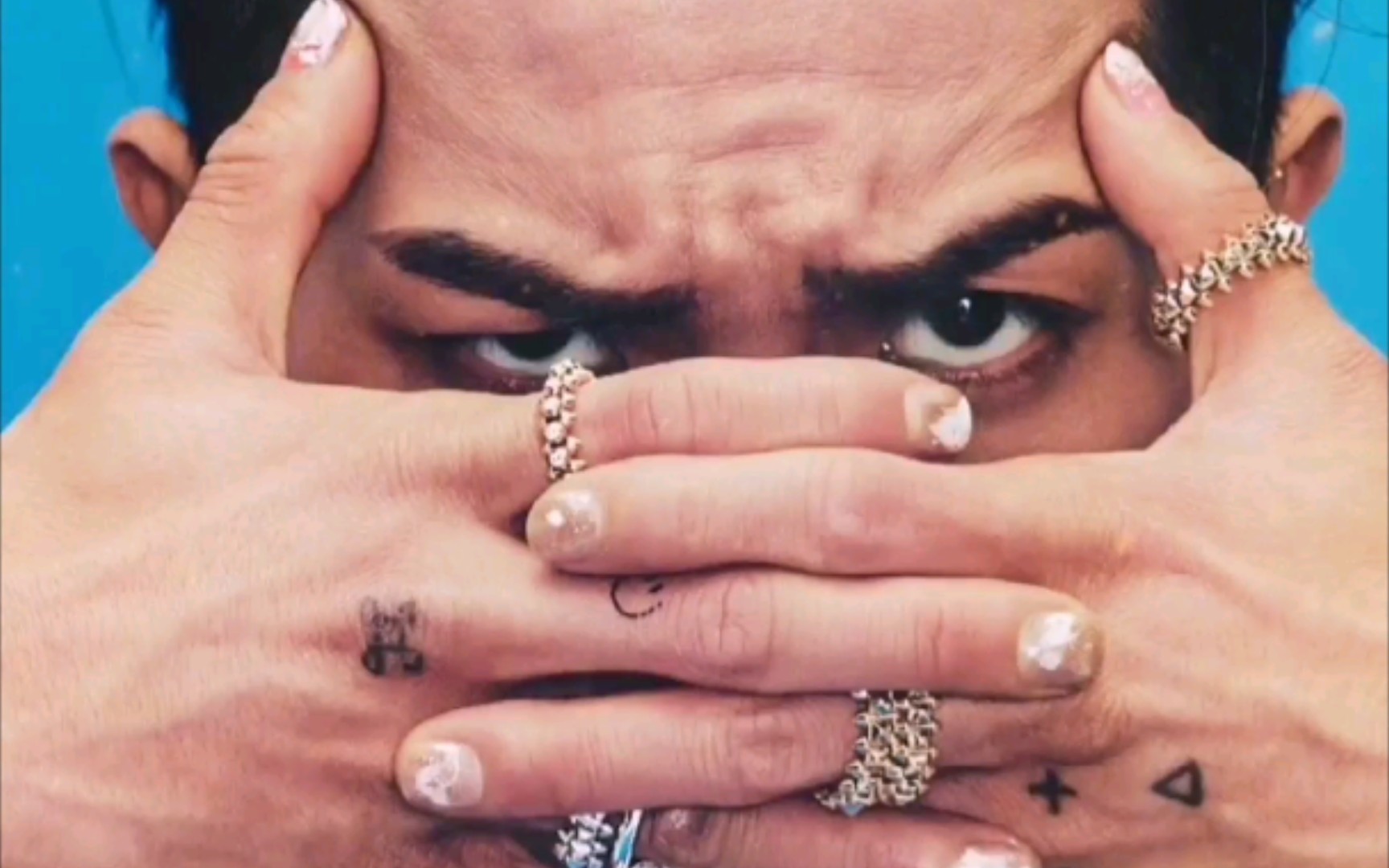 【宋旻浩】mino纹身连成线可绕新yg大楼一个圈