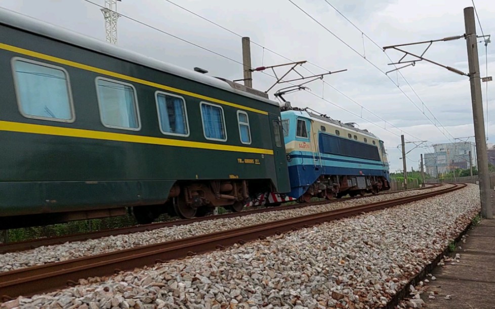 【广深线】z697(广州东→上海)通过天河东站东侧