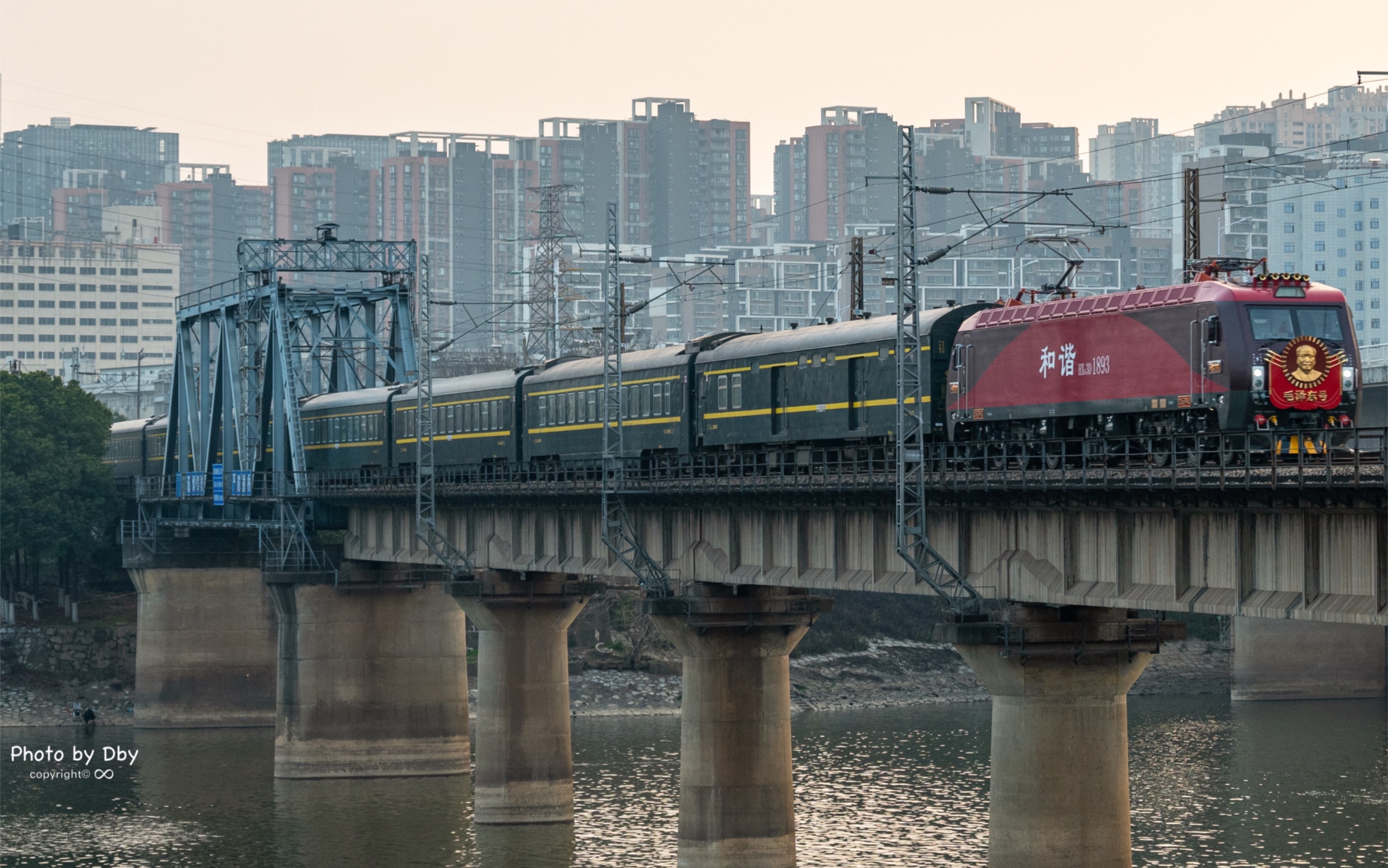 【鸣笛福利】hxd3d-1893伟人号机车牵引z2次经过浏阳河大桥