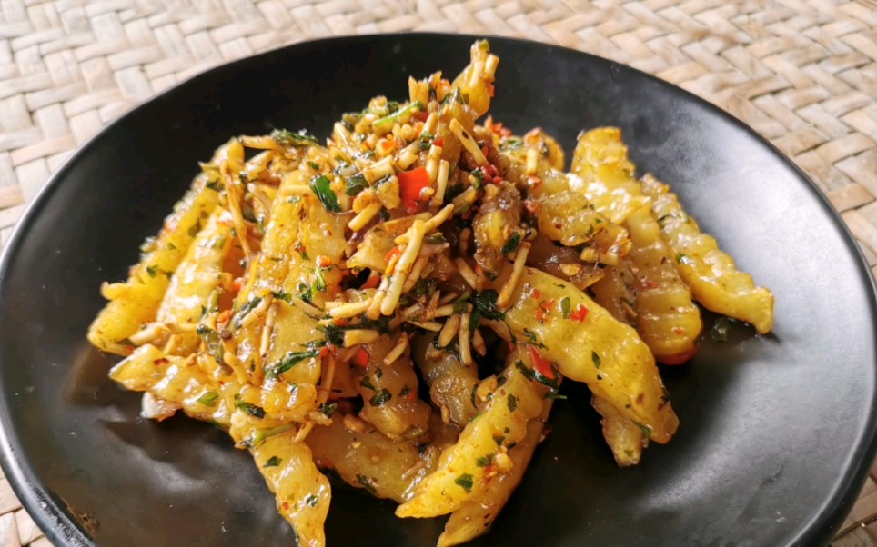 云南姑娘阿云秘制的炸洋芋(狼牙土豆),学会了可以去摆摊_哔哩哔哩