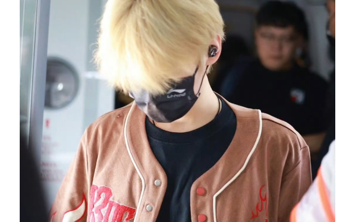 张真源今日重庆到达饭拍 连口罩都挡不住的帅气啊