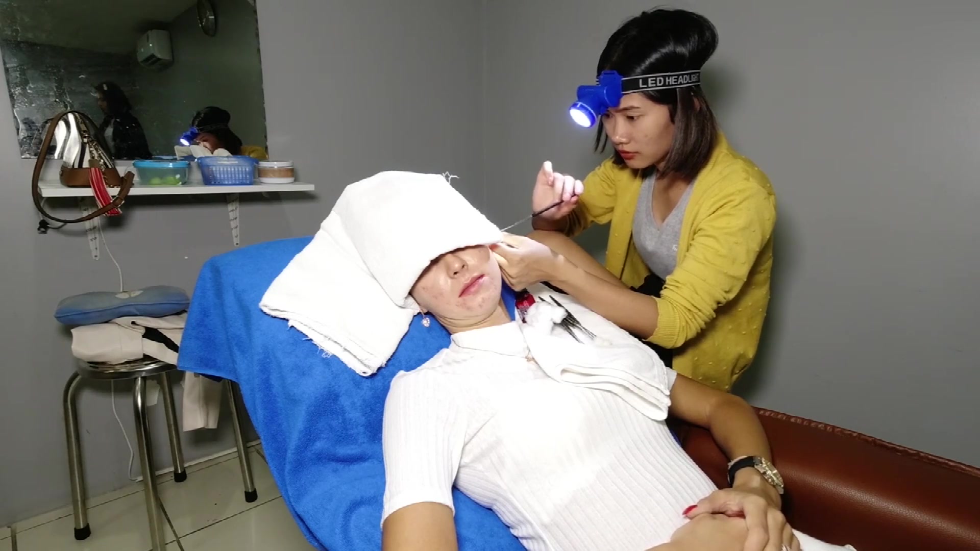 大长腿欧美妹子在越南洗头店体验采耳服务