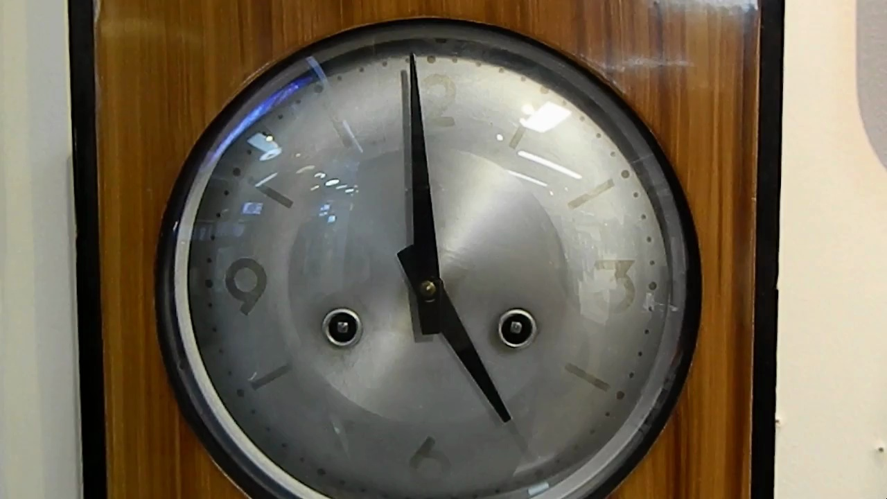 维修挂钟 客人拿来上世纪70年代老北极星挂钟维修好了恢复正常走时