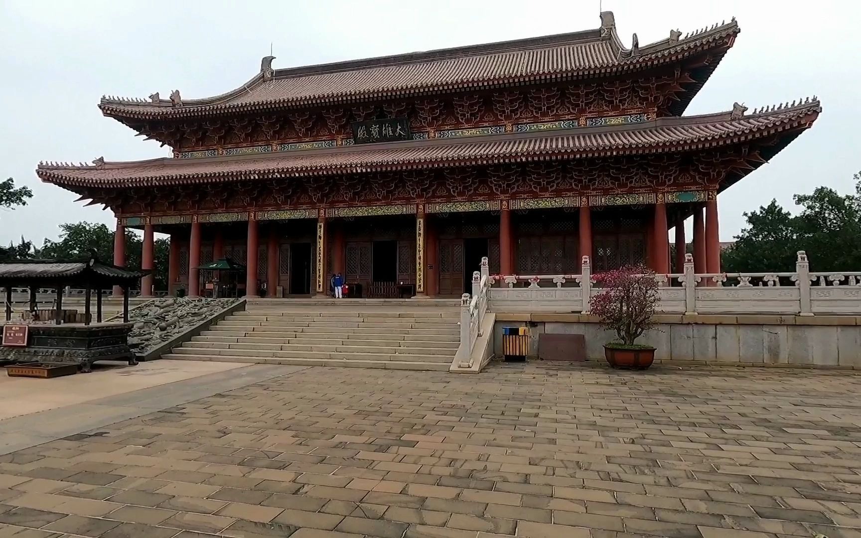 始建于北宋的永庆寺曾是苏东坡的最爱,还能坐在藏经阁二楼看海