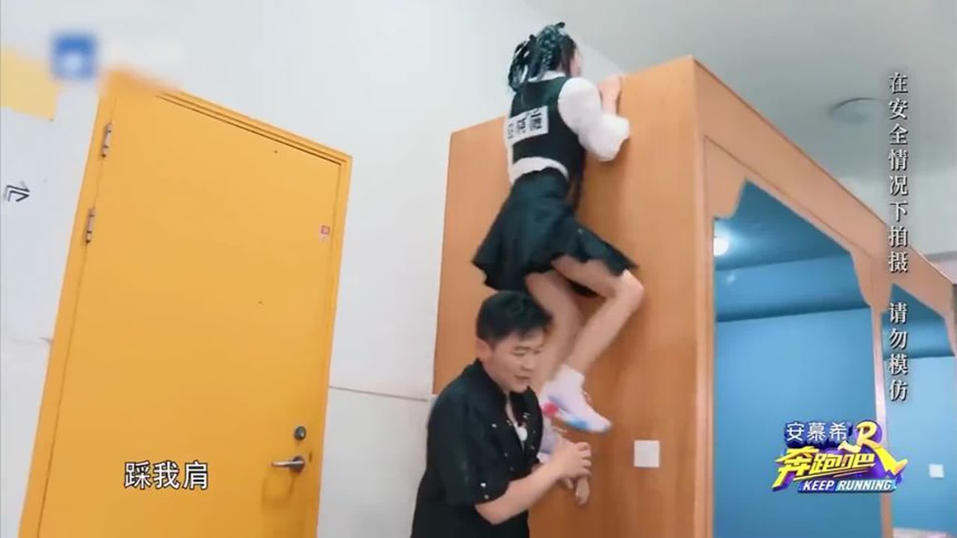 周深躲到垃圾桶里面，李晨爬上楼顶，为了赢，太拼了吧#奔跑吧