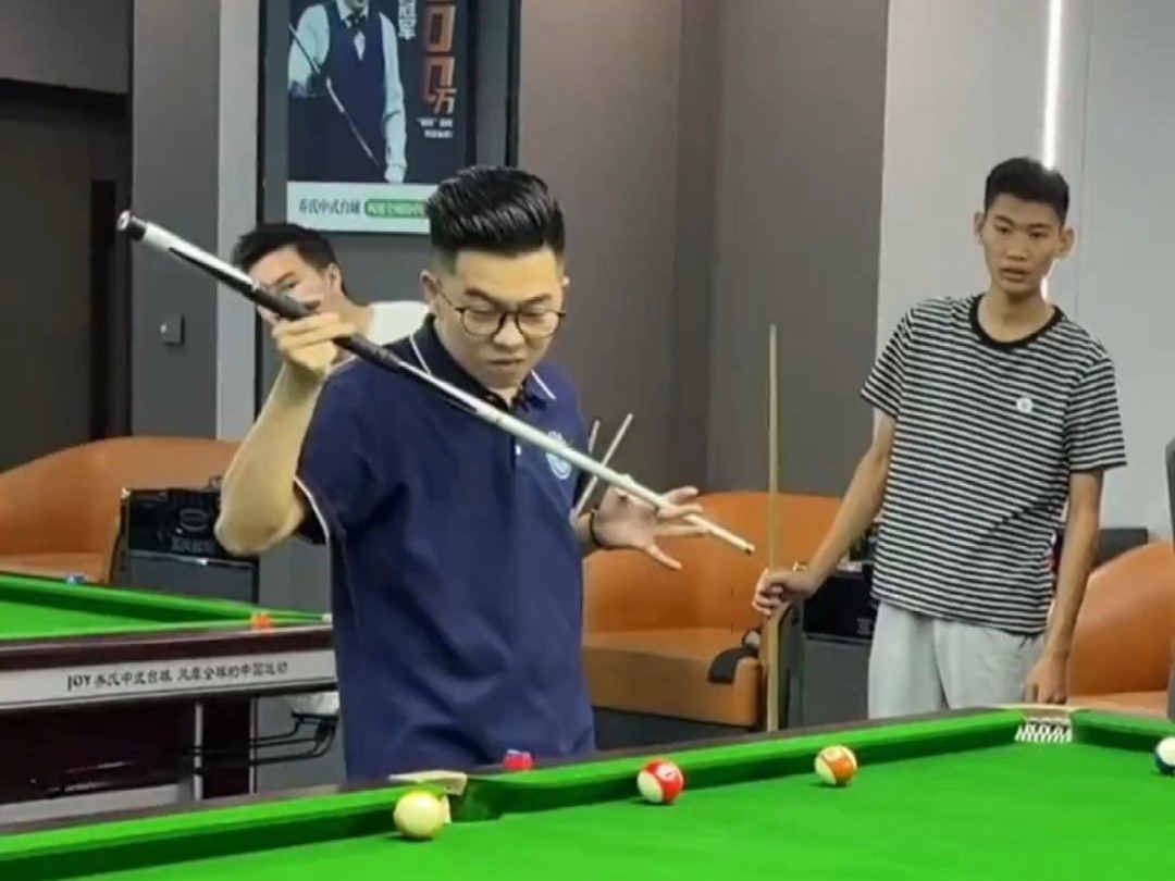 台球界的秀儿~#台球界的秀儿 #台球 #杆法 @王孟南台球教学