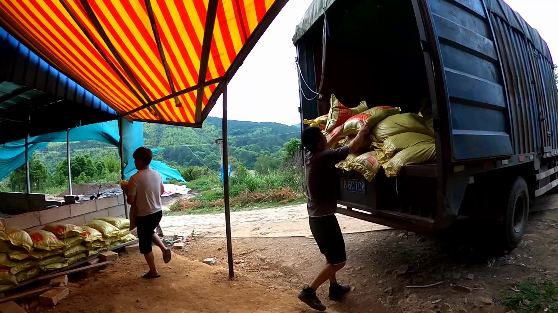 货车拉货12吨400公里运费1800块司机说辛苦又没钱赚