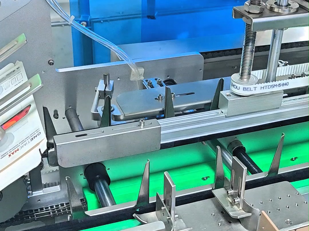 告别慢吞吞的手工装盒,全自动装盒机以50-60盒/分钟的惊人速度,长期