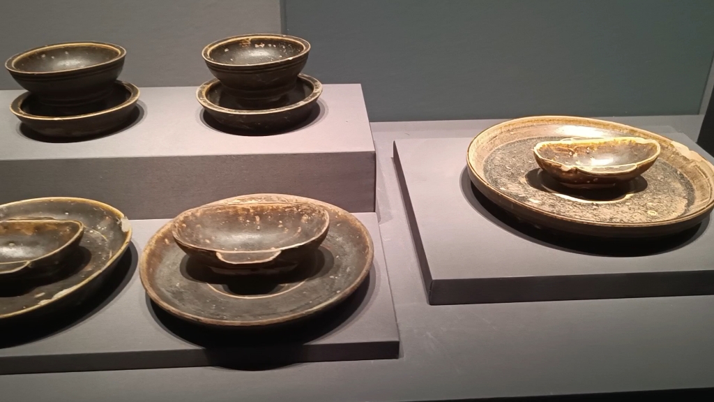 东晋黑釉鸡首壶