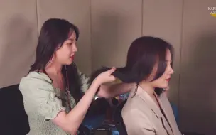 Download Video: 【触发音】韩女团梳头助眠视频 | ELRIS KARIN'S HAIR BRUSHING