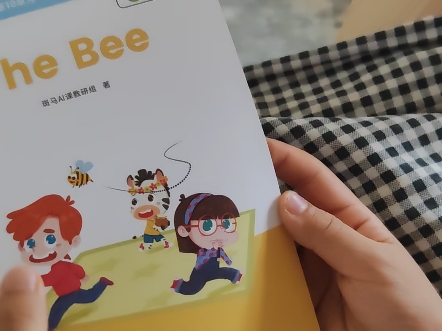 娃娃菜读英文绘本 The Bee (小蜜蜂飞进来了吗?)哔哩哔哩bilibili