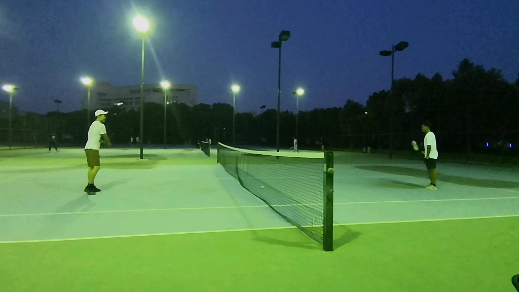 活动  周六晚上的网球场
