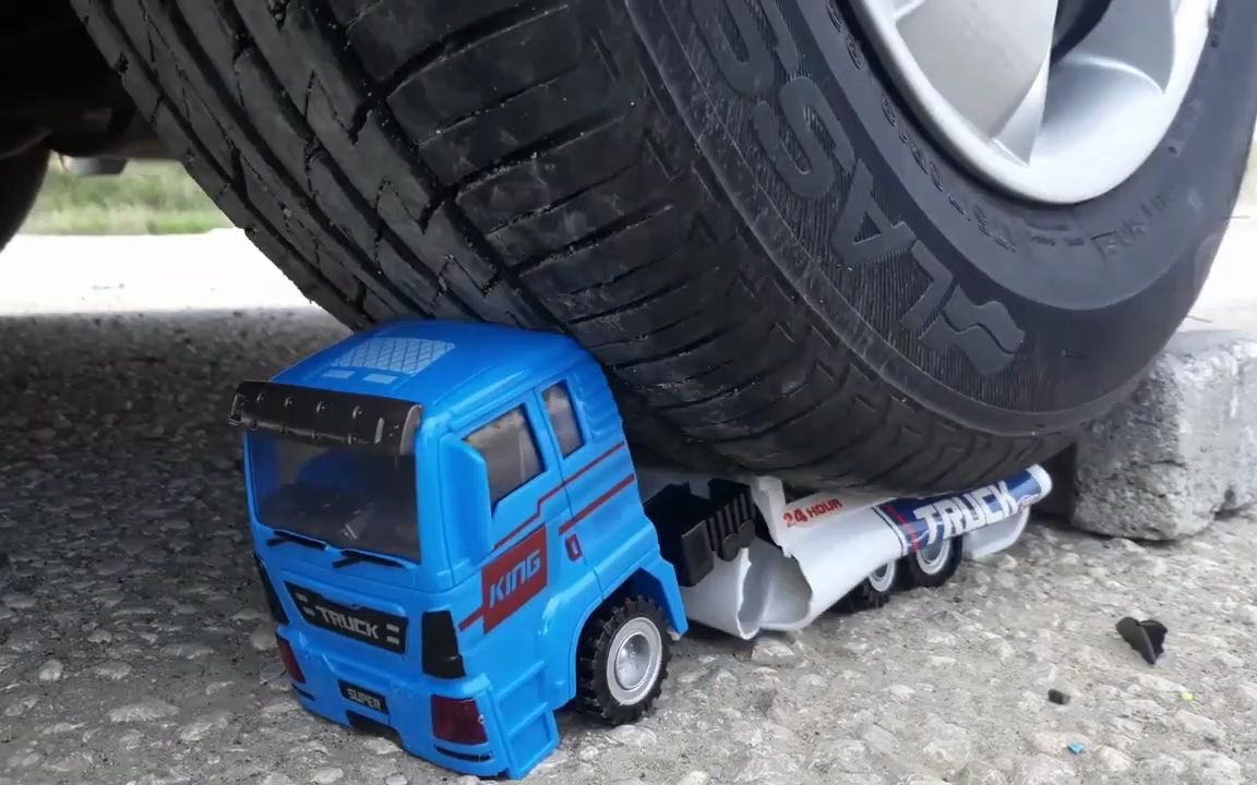 超级解压的汽车碾压玩具的视觉盛宴