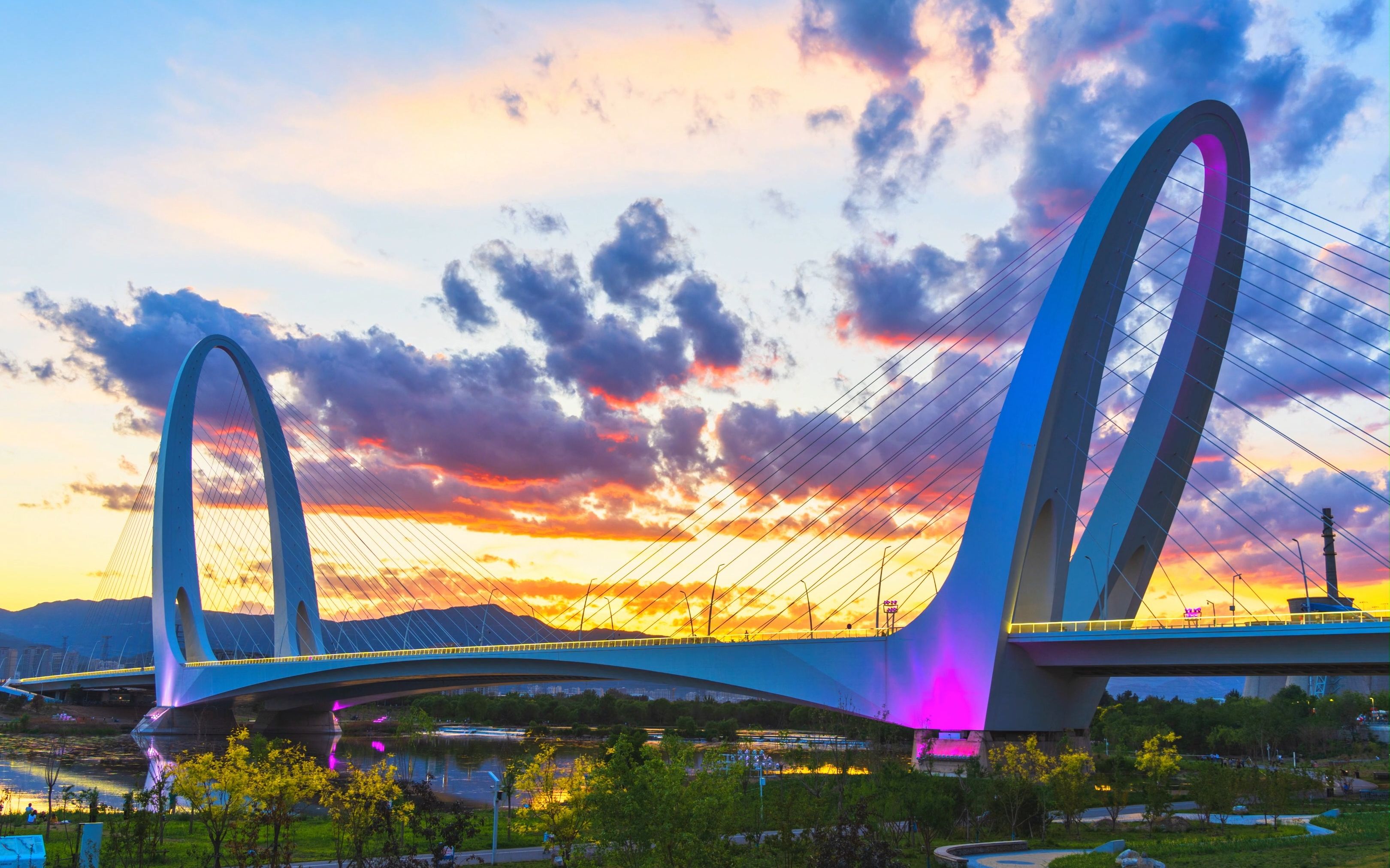 【宛如童话世界】首钢大桥晚霞延时拍摄,让你感到超现实的美丽世界!