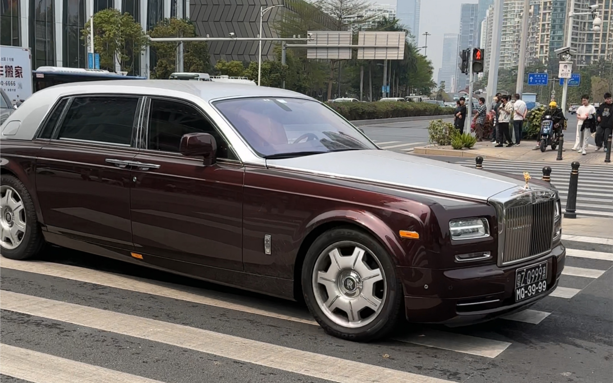 澳门顶级大佬开老款劳斯莱斯幻影,气场太强大了配上这俩地车牌号,谁敢