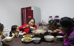 Скачать видео: 胖妹回娘家蹭饭，老爸烧牛肉火锅，2个素菜，团圆饭吃起来就是香