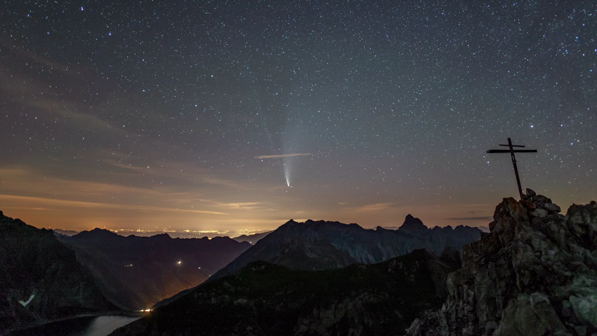 [图]彗星划过天空