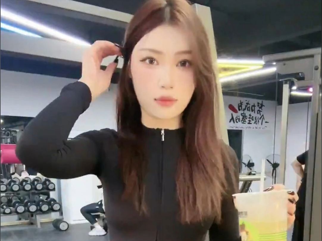 菜菜一米八,又高又瘦