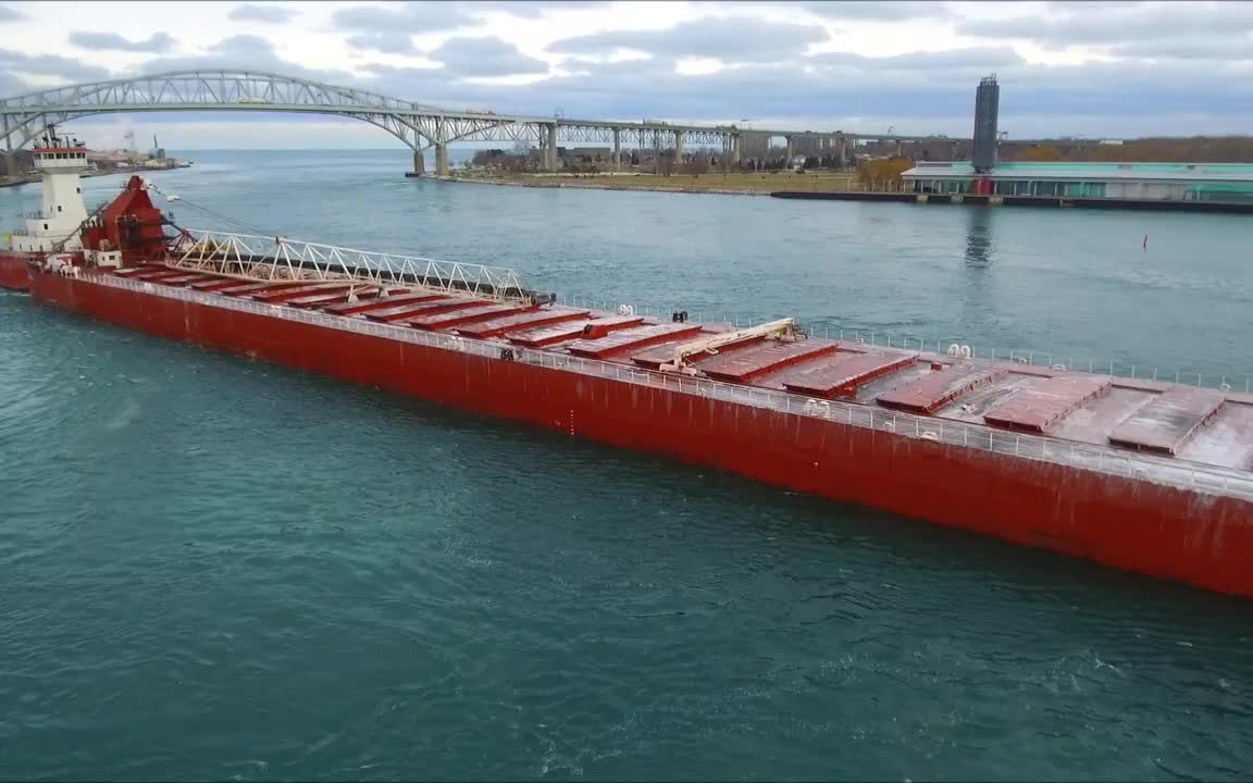 五大湖顶推船经过密歇根,很长很长